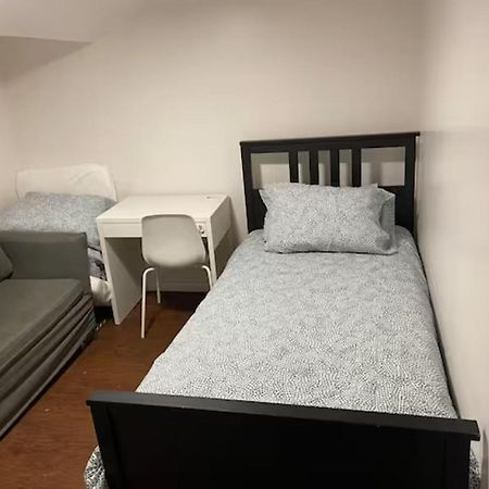 Basemewnt Room With Private Bathroom 36C Toronto Zewnętrze zdjęcie
